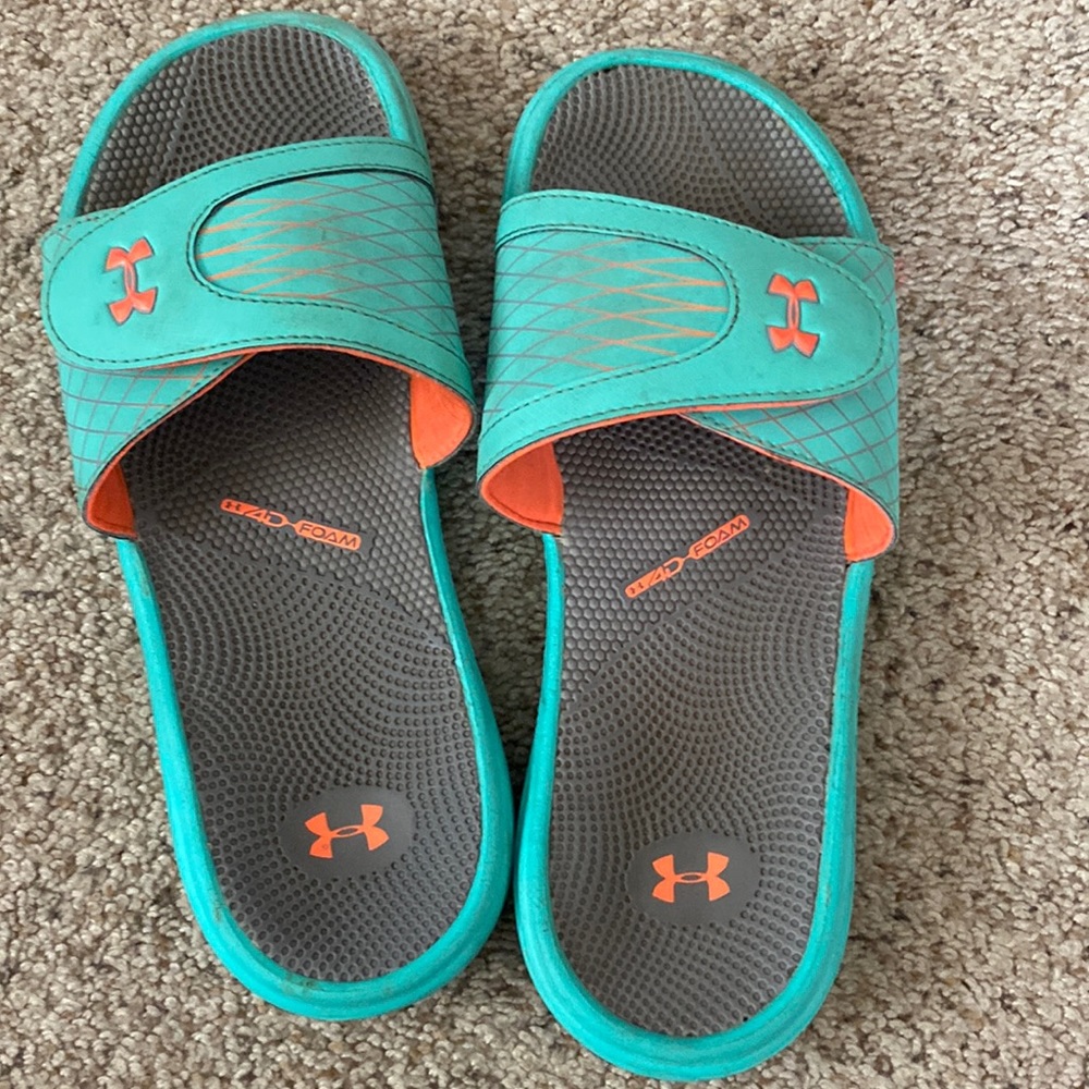 Woman’s UA 4D foam slides size 8